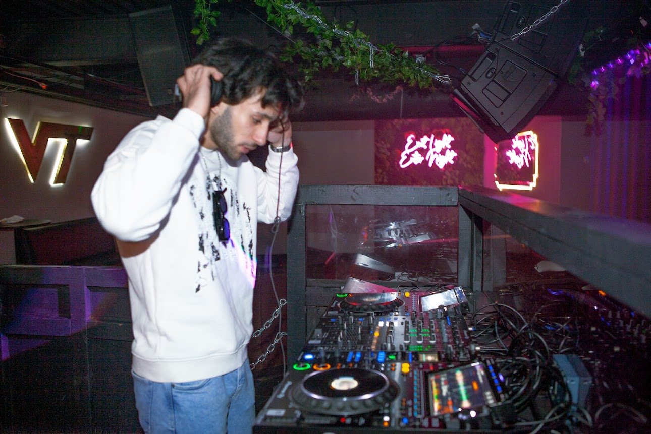 Jozan with headphones at the decks