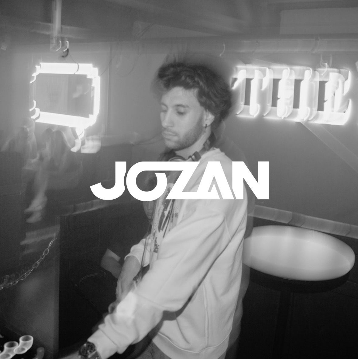 Jozan DJing, black and white